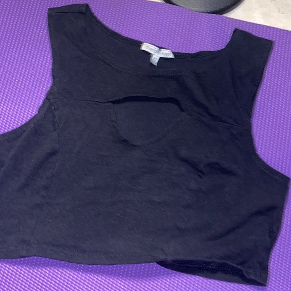 CROP TOP🖤🖤 - Picture 3 of 3